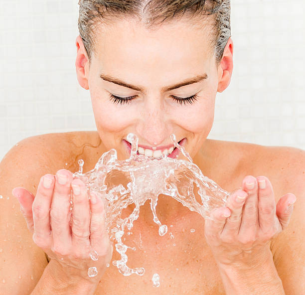 mulher lavando o rosto - washing face - fotografias e filmes do acervo