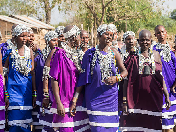 maasai-in tansania - masai africa dancing african culture stock-fotos und bilder