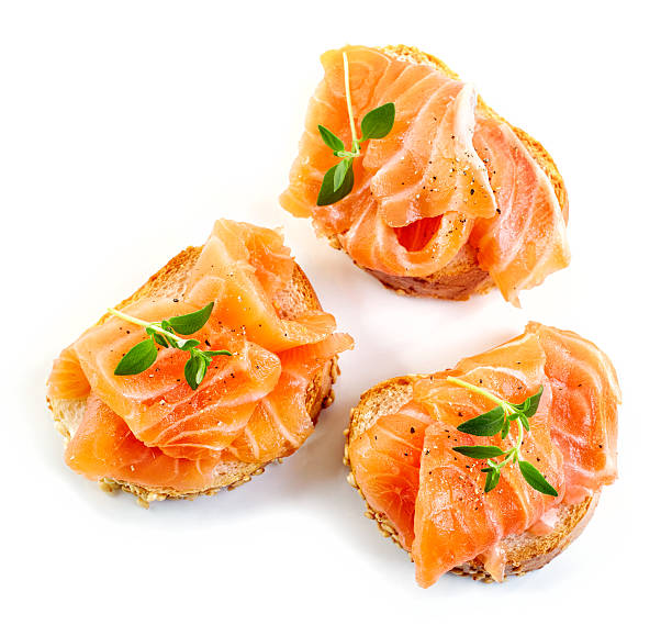 pão com filé de salmão fresco - canape appetizer gourmet salmon - fotografias e filmes do acervo