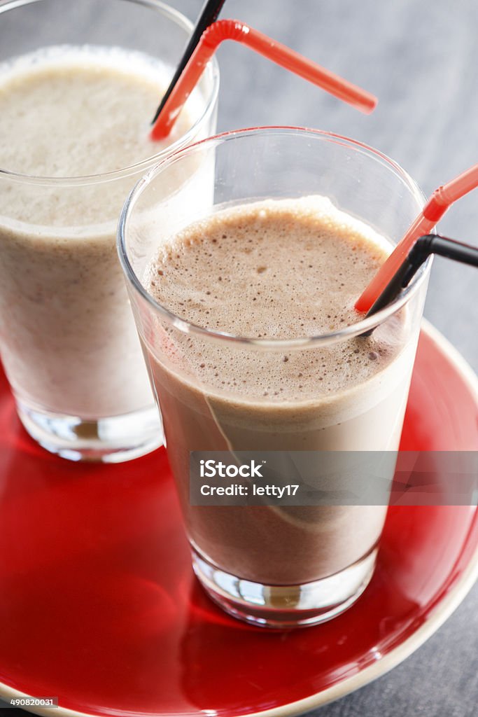 Des milk-shakes à la banane et au chocolat - Photo de Chocolat au lait - Cocktail non alcoolisé libre de droits