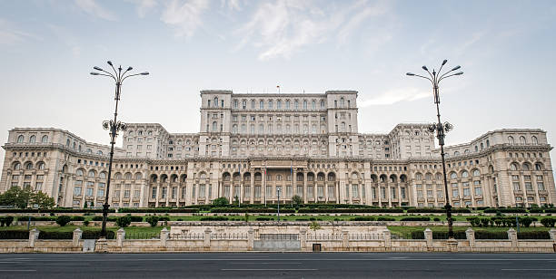 румынский дворец парламента в бухаресте - constitutiei стоковые фото и изображения