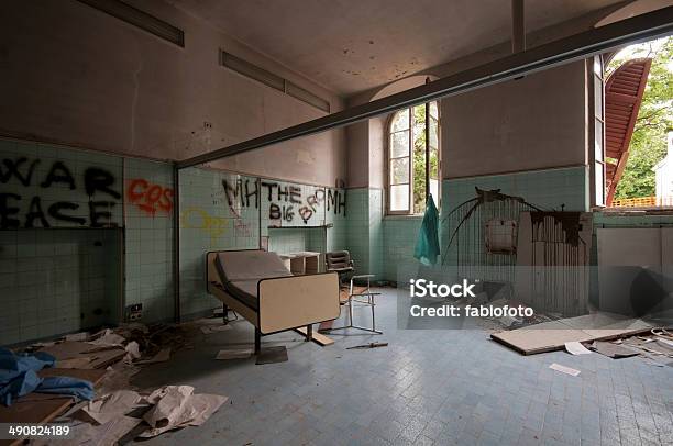 Photo libre de droit de A Labandon Hôpital Psychiatrique banque d'images et plus d'images libres de droit de A l'abandon - A l'abandon, Chambre d'hôpital, Folie - Structure bâtie