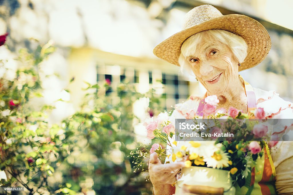 Senior woman gardening 1980-1989 Stock Photo