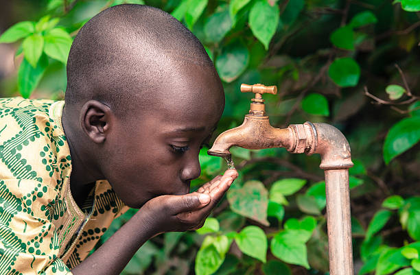 貧困シンボルブラックのティーン飲料水タップアフリカ - liberia ストックフォトと画像