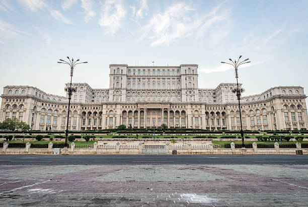 дворец парламента (palatul parlamentului), бухарест, румыния. - constitutiei стоковые фото и изображения