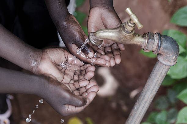 salute con il simbolo di: bambini africani lavare le mani a coppa - ebola foto e immagini stock