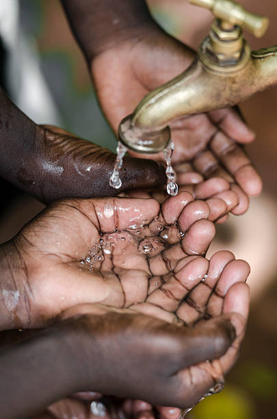 la importancia de agua para el mundo (símbolo, metaphore - baby child poverty water fotografías e imágenes de stock