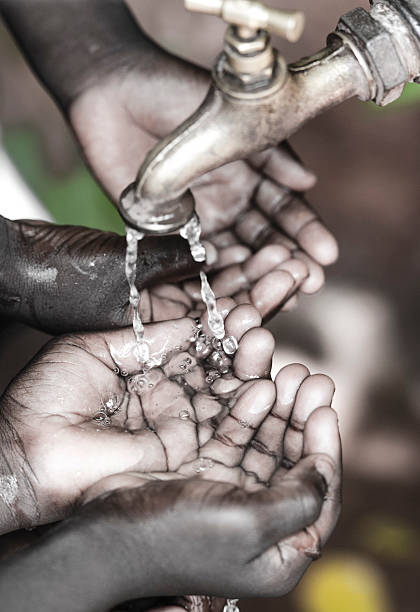 african bebé manos ahuecadas mendigando agua limpia y fresca - baby child poverty water fotografías e imágenes de stock