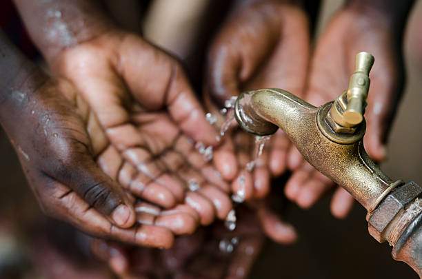 water for life symbol - putten stockfoto's en -beelden