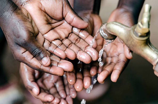 多くの手の水タップアフリカ - africa child ethiopian culture people ストックフォトと画像