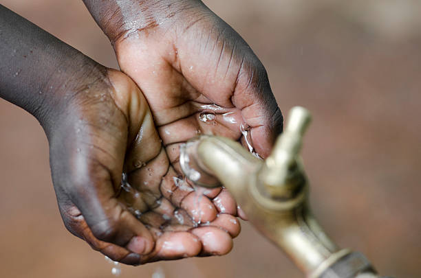 mendicidad para agua agua de los proyectos en áfrica - baby child poverty water fotografías e imágenes de stock