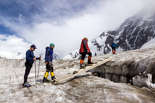 ghiacciaio di attraversamento persone crepaccio in legno telecamera traballante passerella - crevasse foto e immagini stock