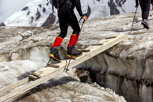 ghiacciaio di attraversamento persone crepaccio in legno telecamera traballante passerella - crevasse foto e immagini stock