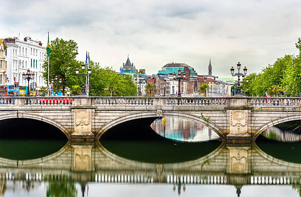 на дублин с о'коннелл мост-ирландия - oconnell bridge стоковые фото и изображения