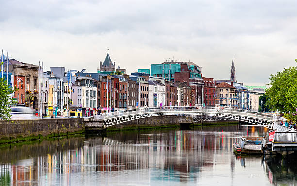 vista di dublino e ha'penny bridge-irlanda - dublin ireland bridge hapenny penny foto e immagini stock