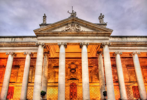 las casas del parlamento irlandés de dublín - commons fotografías e imágenes de stock