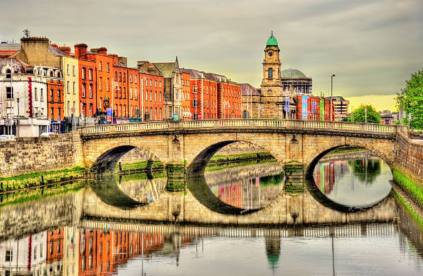 vista da ponte mellows em dublin, irlanda - dublin ireland - fotografias e filmes do acervo