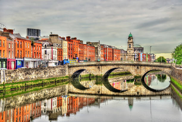 vue du pont mellows à dublin, en irlande - dublin ireland photos et images de collection