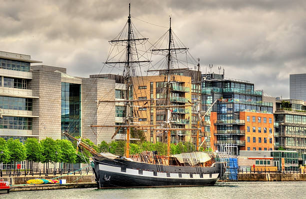 jeanie johnston, amarrados de custom house quay, dublín - river passenger ship nautical vessel military ship fotografías e imágenes de stock