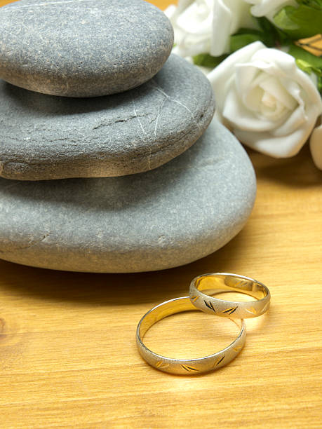 결혼 반지 및 조약돌 stones 스톡 사진