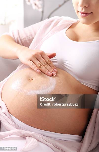 Hermoso Vientre De Embarazo Foto de stock y más banco de imágenes de Embarazada - Embarazada, Crema hidratante, Crema de sol