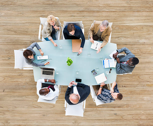 grupo de pessoas de negócios em uma reunião - conference table business meeting business directly above - fotografias e filmes do acervo