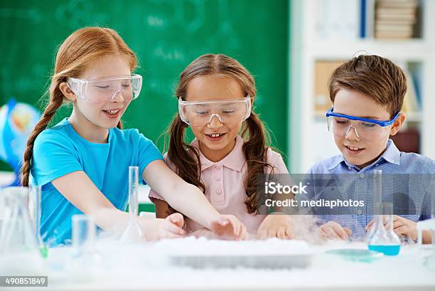 Отмечая Химическая Реакция — стоковые фотографии и другие картинки Урок химии - Урок химии, Химия, 8-9 лет