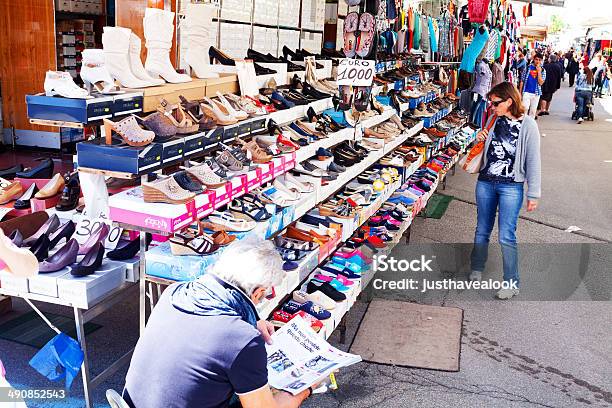 靴ベンダーと市場のブース - イタリアのストックフォトや画像を多数ご用意 - イタリア, エディトリアル, バレーゼ
