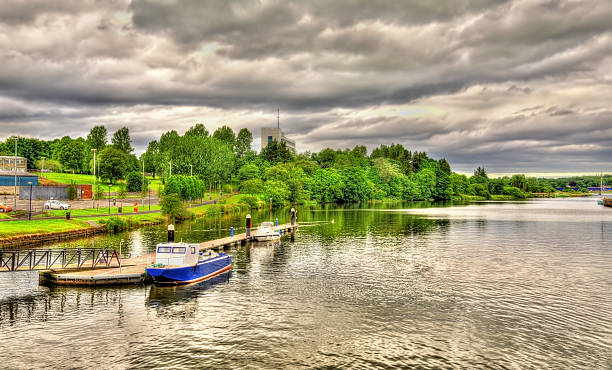 el río bann en coleraine de irlanda del norte - bann fotografías e imágenes de stock