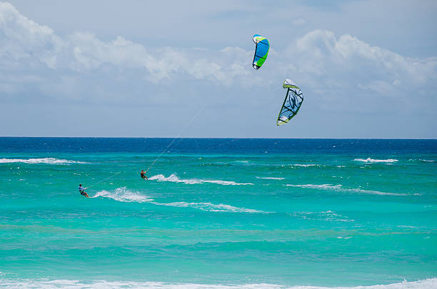 homens kite surf - trade winds imagens e fotografias de stock