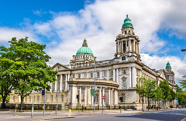 ayuntamiento de belfast, irlanda del norte, reino unido - belfast northern ireland northern ireland city irish culture fotografías e imágenes de stock