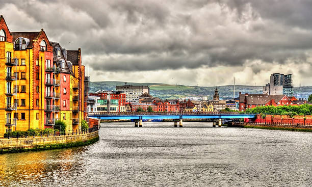 vista de belfast, sobre la ribera del río lagan, reino unido - belfast northern ireland northern ireland city irish culture fotografías e imágenes de stock