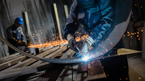 welder working in workshop - kaynak torcu stok fotoğraflar ve resimler