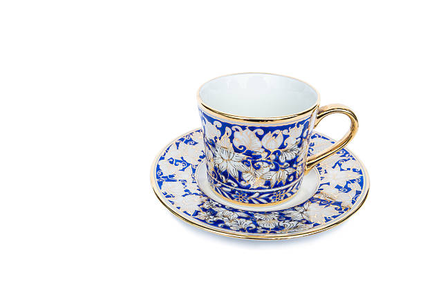 クラシックなポーセリンのカップ、白背景 - plate china antique blue ストックフォトと画像