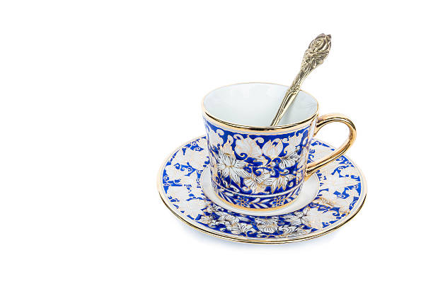 クラシックなポーセリンのカップのセット、白背景 - plate china antique blue ストックフォトと画像