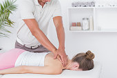 physiotherapeuten-tun-nackenmassage.jpg?