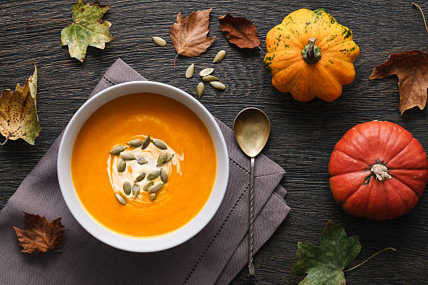 호박 수프 사이에서 잎 - thanksgiving vegetarian food pumpkin soup 뉴스 사진 이미지