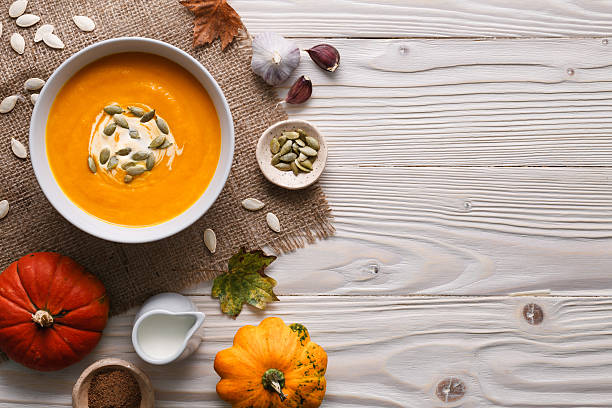 tradycyjne zupa z dyni - thanksgiving vegetarian food pumpkin soup zdjęcia i obrazy z banku zdjęć