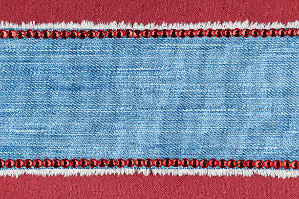 elegante fondo, jeans y rojo rhinestones acostado de satén rojo - pattern embroidery hole jeans fotografías e imágenes de stock