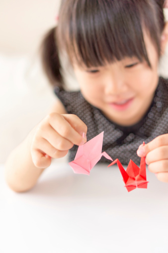Child who plays paper crane
