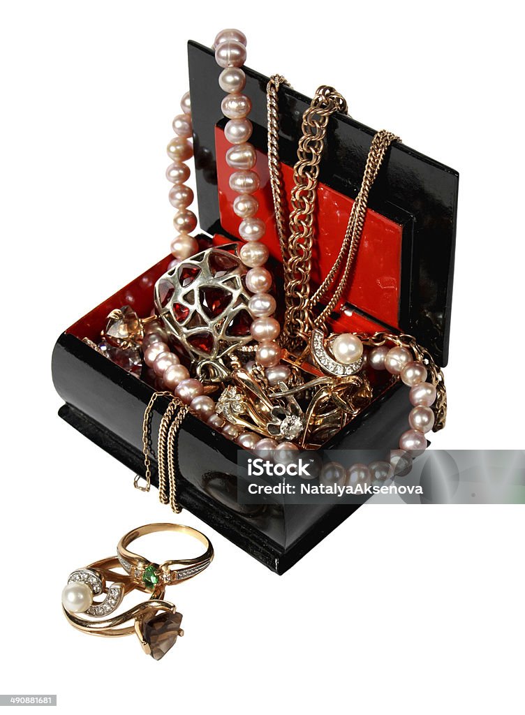 Schmuckschatulle mit Perlen, Perlen und Schmuck, isoliert auf weiss - Lizenzfrei Armband Stock-Foto