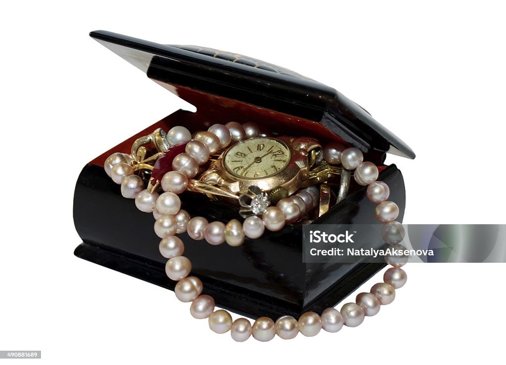 Boîte à bijoux avec perles, de perles et de bijoux isolé sur blanc - Photo de Bijou libre de droits