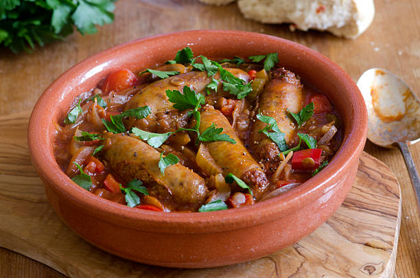 salsicha e caçarola de lentilha - salsa lisa - fotografias e filmes do acervo