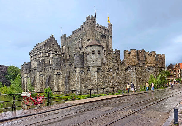 castelo gravensteen em ghent, bélgica - castle gravensteen imagens e fotografias de stock