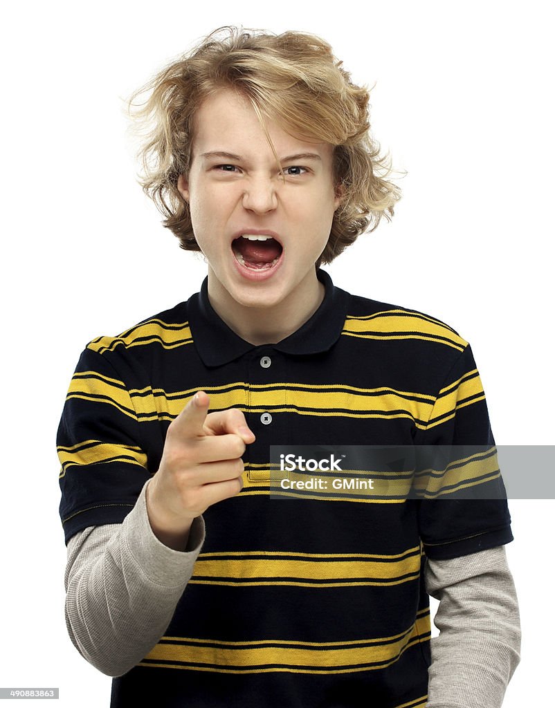 Ritratto di ragazzo adolescente arrabbiata che punta al camera.White sfondo - Foto stock royalty-free di Abbigliamento casual