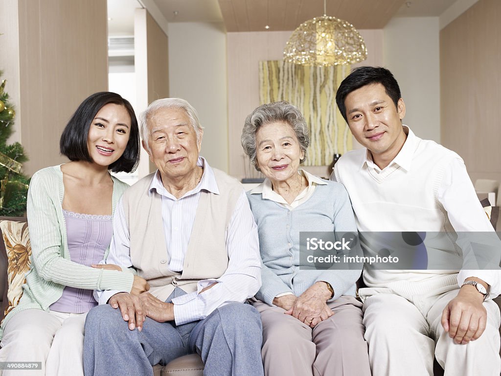 Familia asiática - Foto de stock de Tercera edad libre de derechos