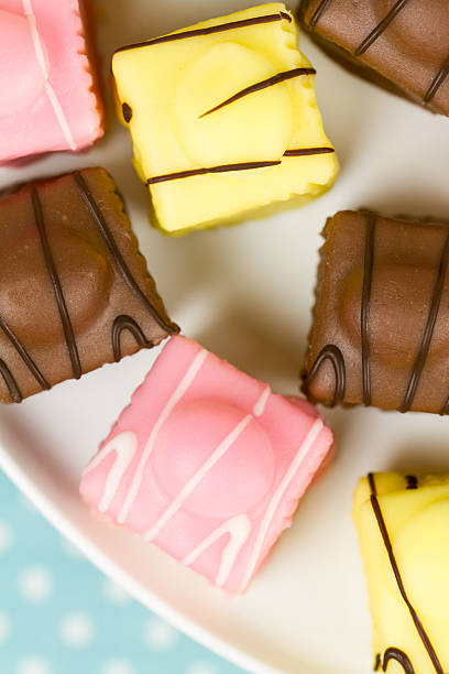 francés fondant dependiendo, un tipo de petit four - fondant fancies fotografías e imágenes de stock