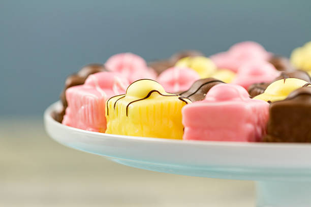 francés fondant dependiendo, un tipo de petit four - fondant fancies fotografías e imágenes de stock