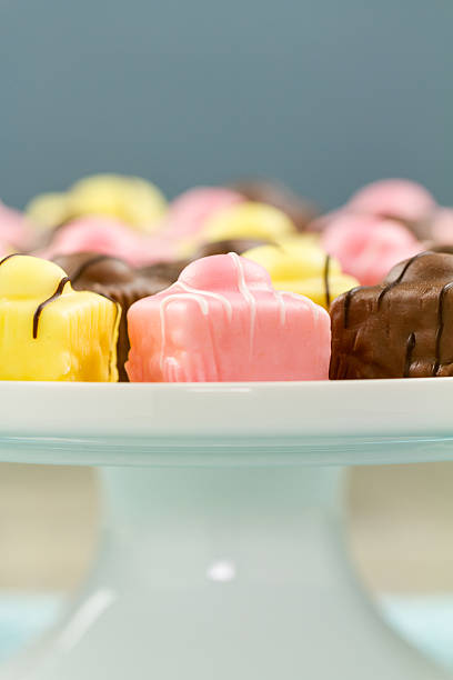 francés fondant dependiendo, un tipo de petit four - fondant fancies fotografías e imágenes de stock