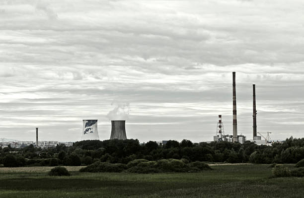 産業の風景 - large business chimney cloud ストックフォトと画像